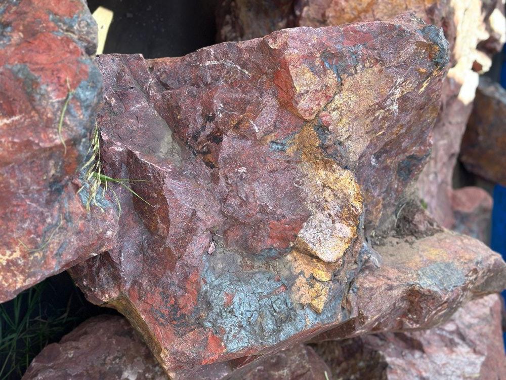 Камни для ландшафтного дизайна красно-фиолетовые 10-60 килограмм купить в Екатеринбурге