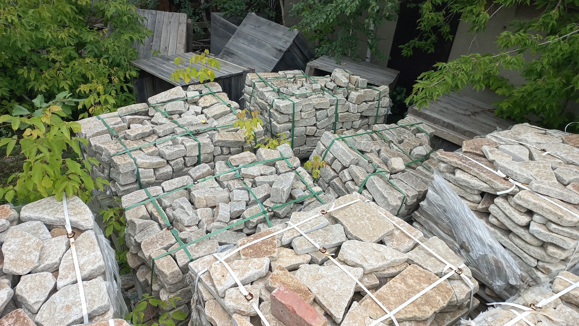 Плитняк галтованный гранитный для ландшафтного дизайна купить в Екатеринбурге