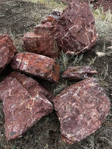 Ландшафтные глыбы красно-фиолетовые 200-1000 килограмм купить в Екатеринбурге