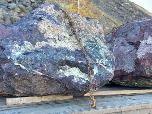 Огромные красно-фиолетовые валуны для ландшафтного дизайна весом более 5 тонн купить в Екатеринбурге