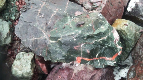 Гигантские зелёные валуны для ландшафтного дизайна весом более 5 тонн купить в Екатеринбурге