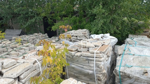 Плитняк галтованный гранитный для ландшафтного дизайна купить в Екатеринбурге