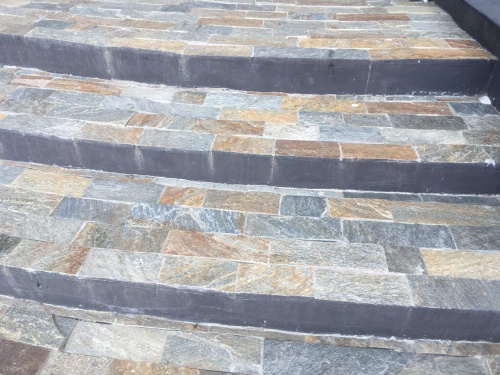 Плитка из Златолита Уральского для лестницы купить в Екатеринбурге