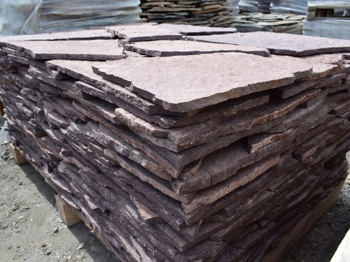 Плитняк лемезит бордовый для облицовки цоколя 20-25 мм  купить в Екатеринбурге