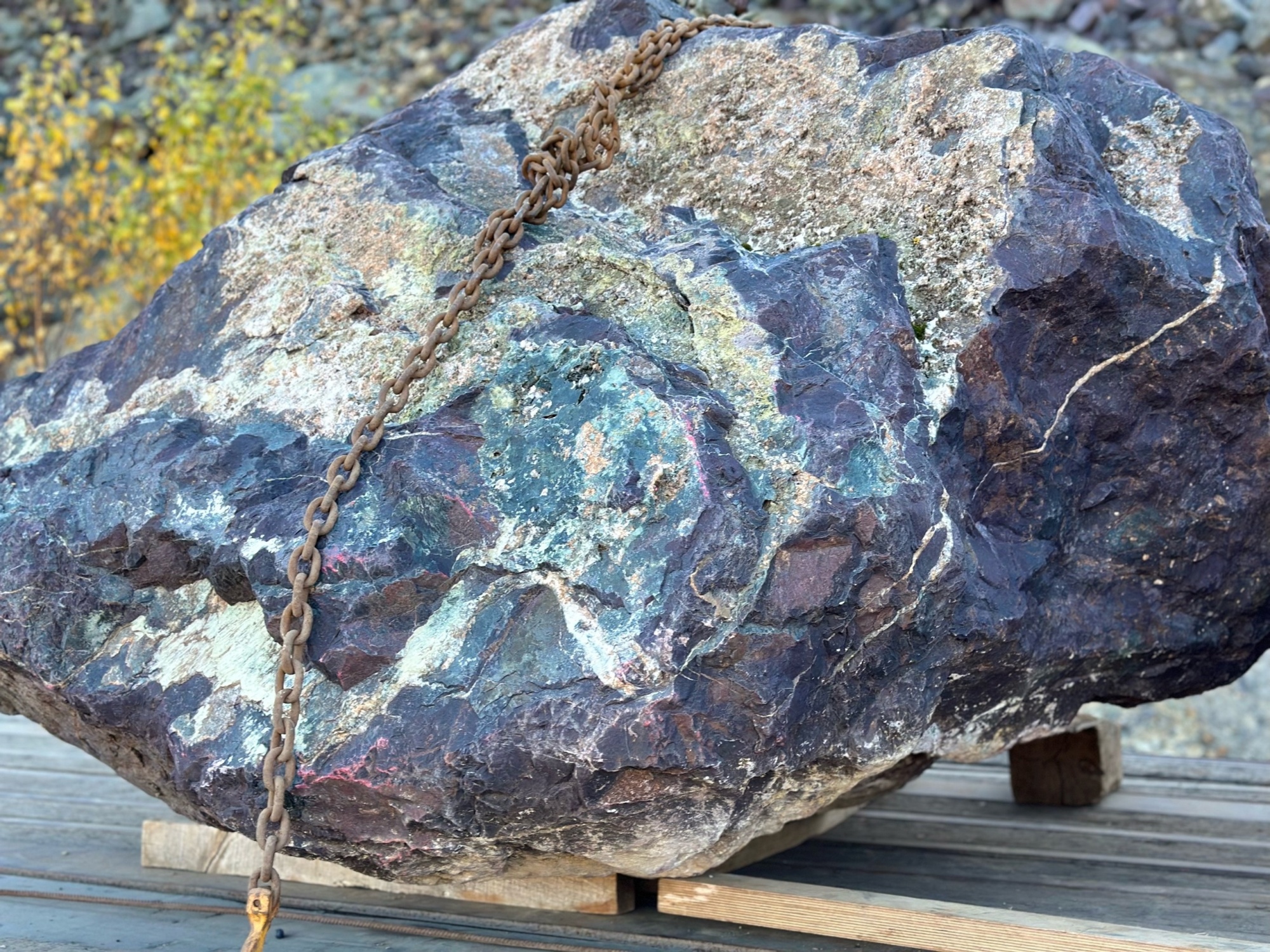 Огромные красно-фиолетовые валуны для ландшафтного дизайна весом более 5 тонн купить в Екатеринбурге