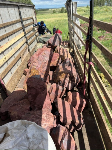 Ландшафтные глыбы красно-фиолетовые 200-1000 килограмм купить в Екатеринбурге