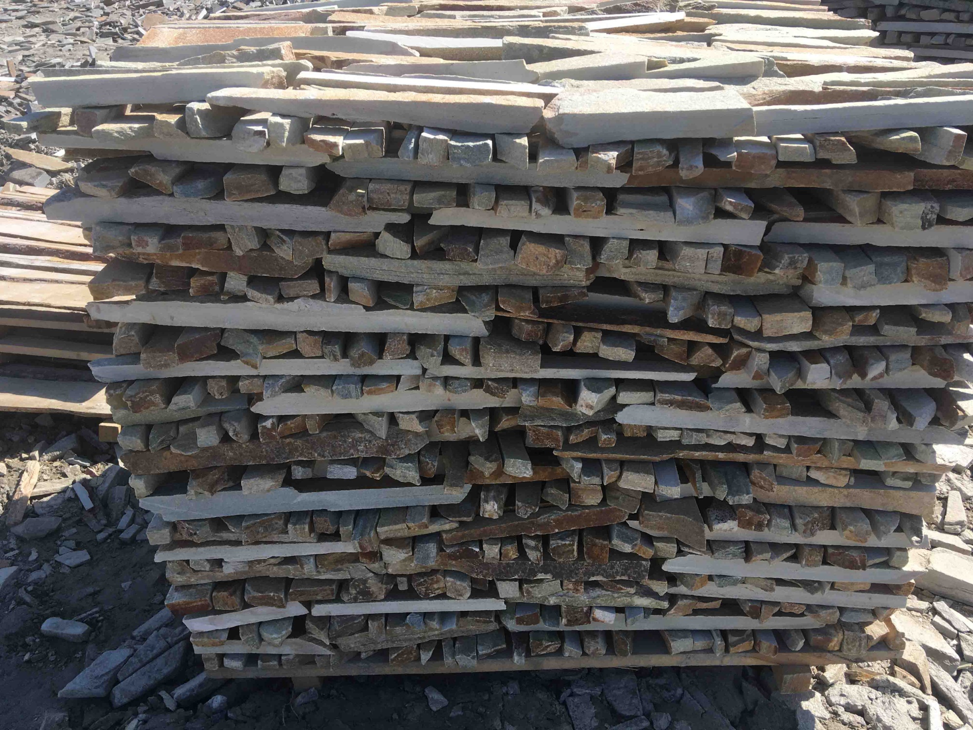 Горбушка златолит золотистый для облицовки купить в Екатеринбурге