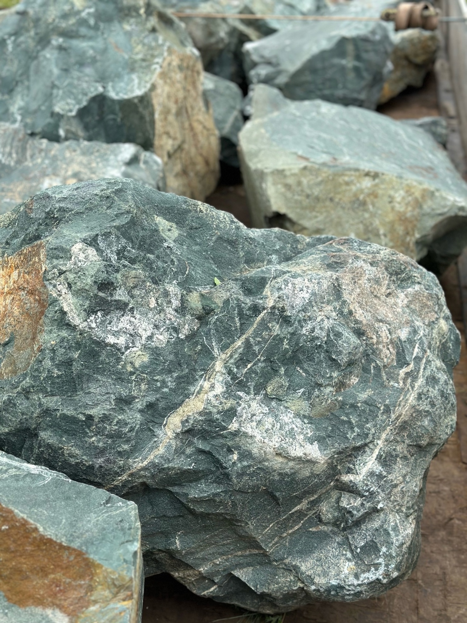 Камни для ландшафтного дизайна зелёные 10-60 килограмм купить в Екатеринбурге