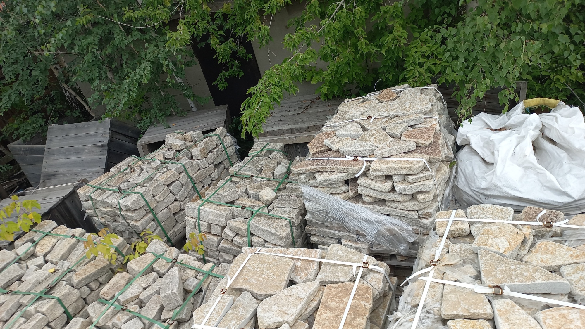 Плитняк гранитный галтованный купить в Екатеринбурге