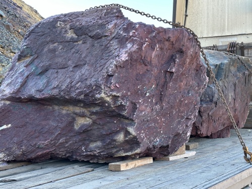 Огромные красно-фиолетовые валуны для ландшафтного дизайна весом более 5 тонн купить в Екатеринбурге