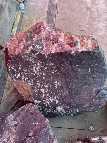 Камни для ландшафтного дизайна красно-фиолетовые 10-60 килограмм купить в Екатеринбурге