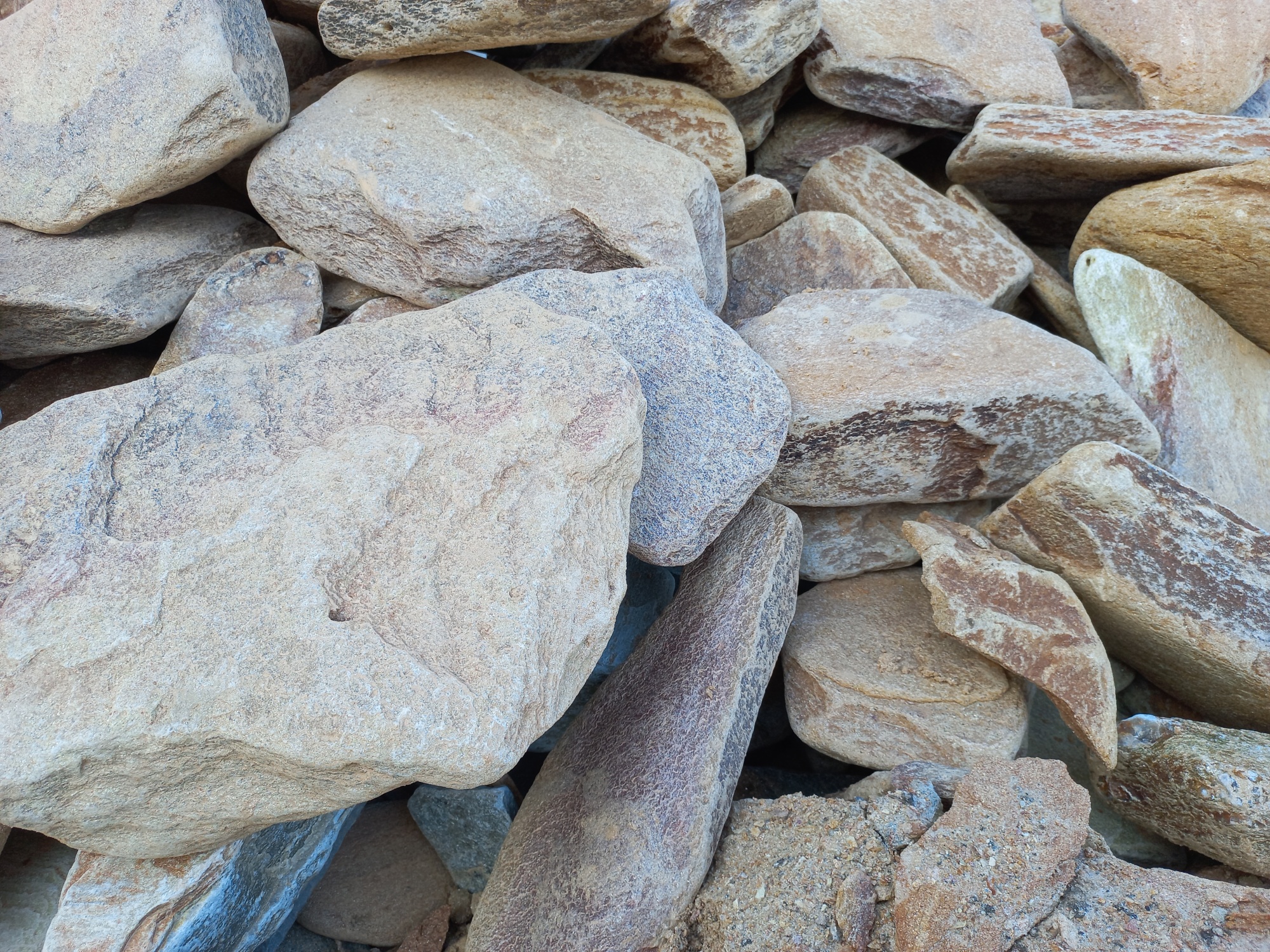 Златолит жёлтый, жёлто-зелёный глыбки и валуны для ланшафтного дизайна купить в Екатеринбурге