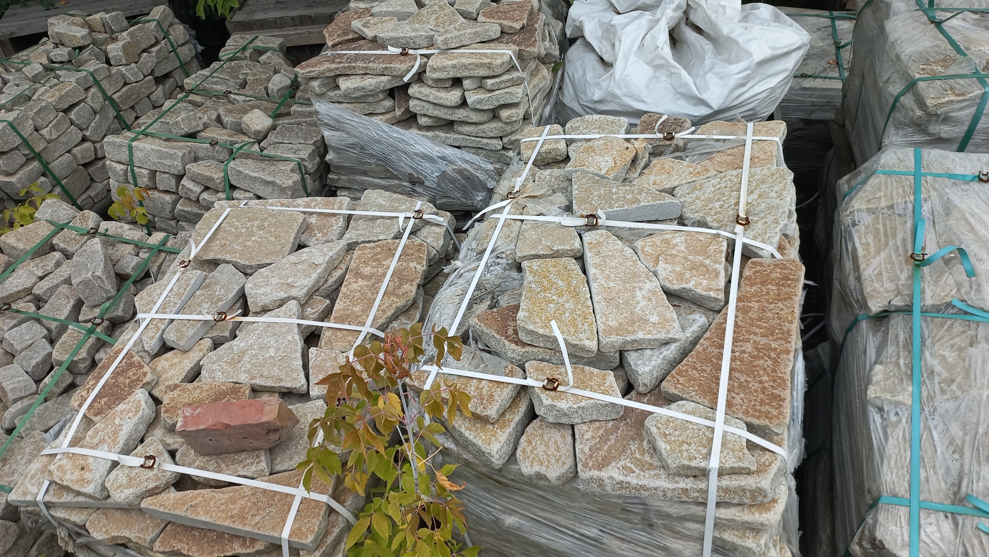 Плитняк гранитный галтованный купить в Екатеринбурге