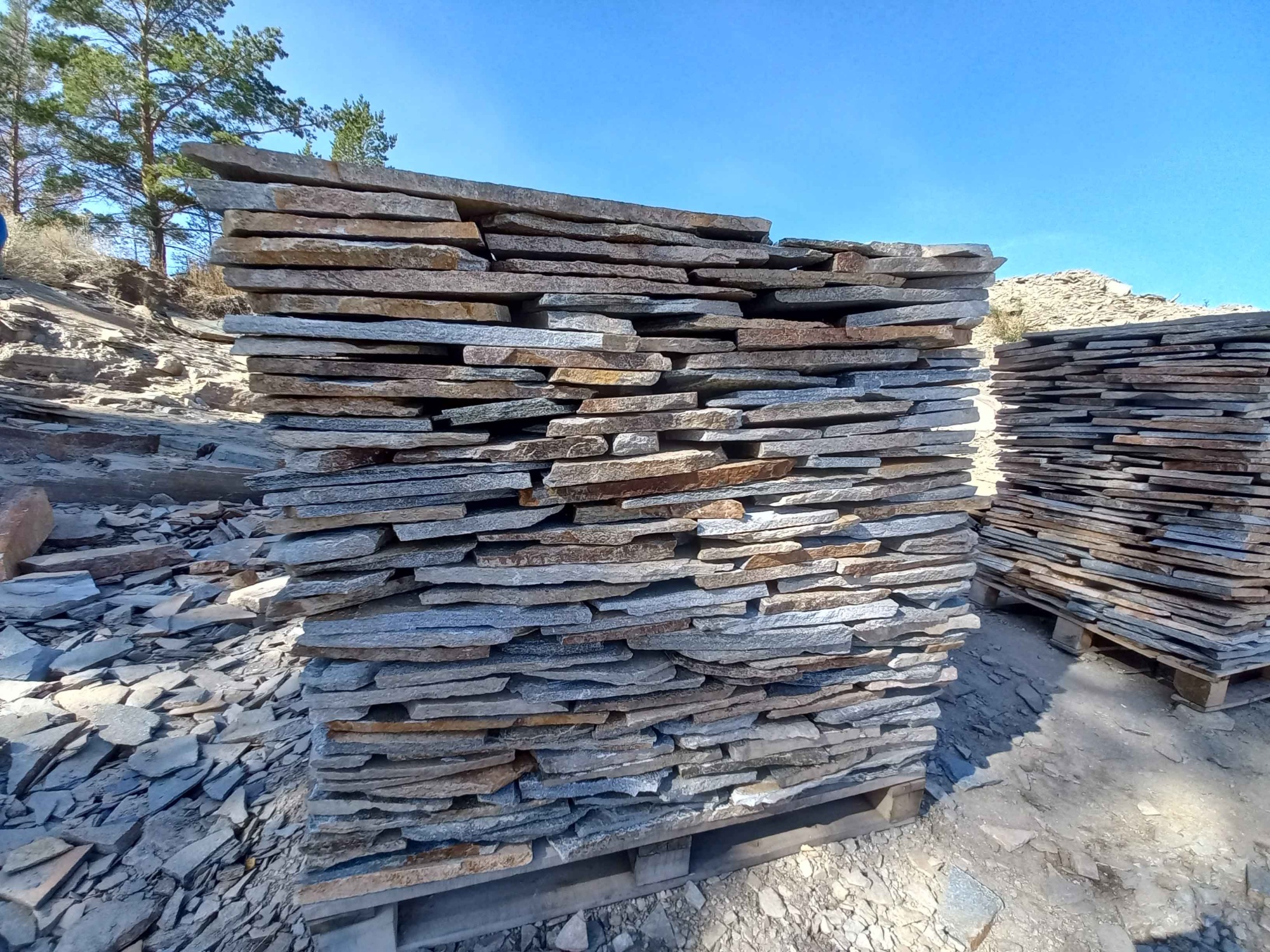 Плитняк златолит серебристый для фасада купить в Екатеринбурге