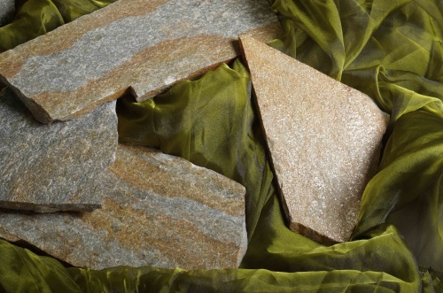 Плитняк златолит Уральский для цоколя, отмостки купить в Екатеринбурге