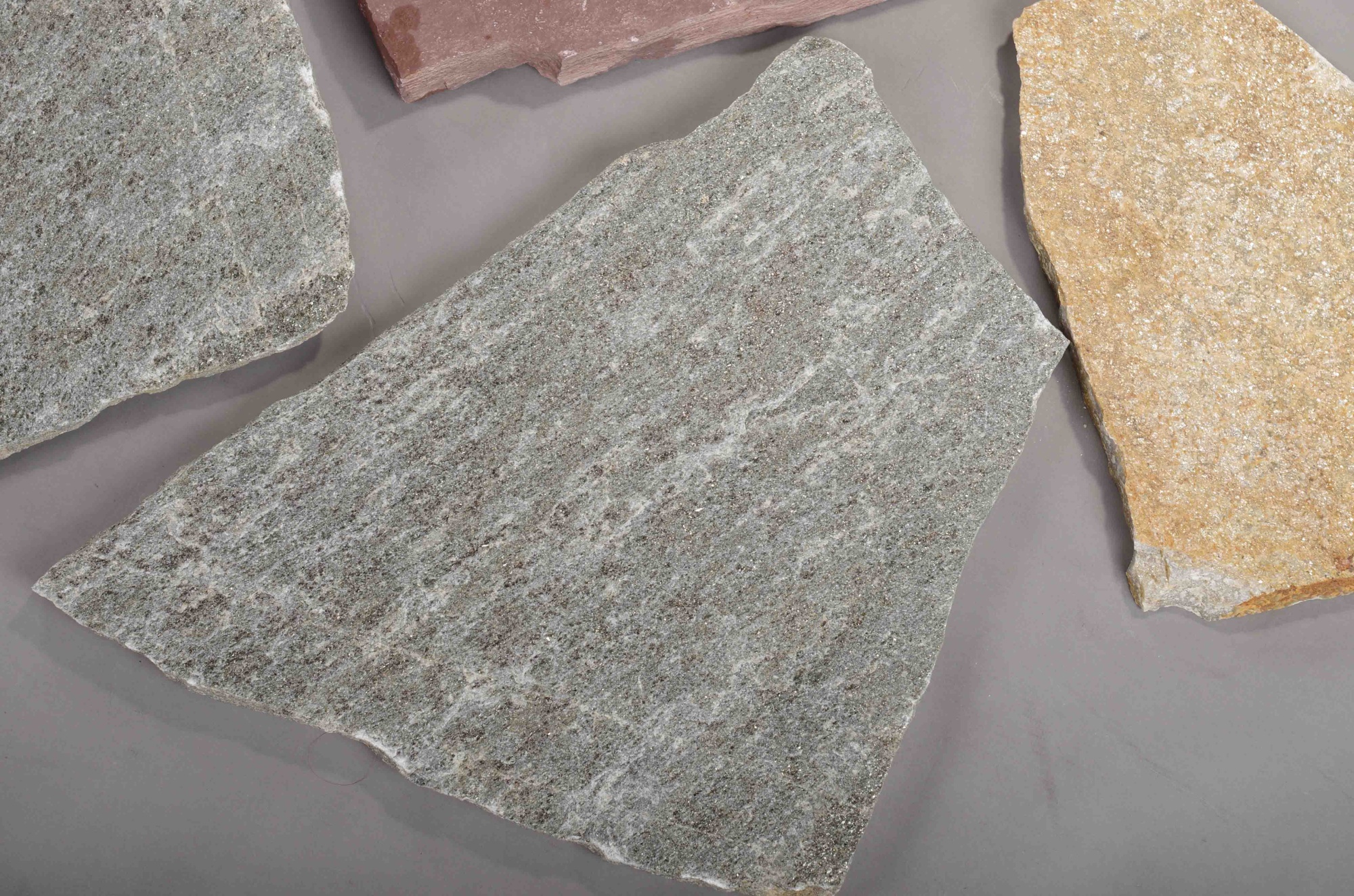 Плитняк златолит Уральский для цоколя, отмостки купить в Екатеринбурге