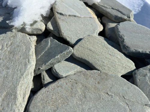 Плитняк златолит зелёный галтованный для цоколя купить в Екатеринбурге